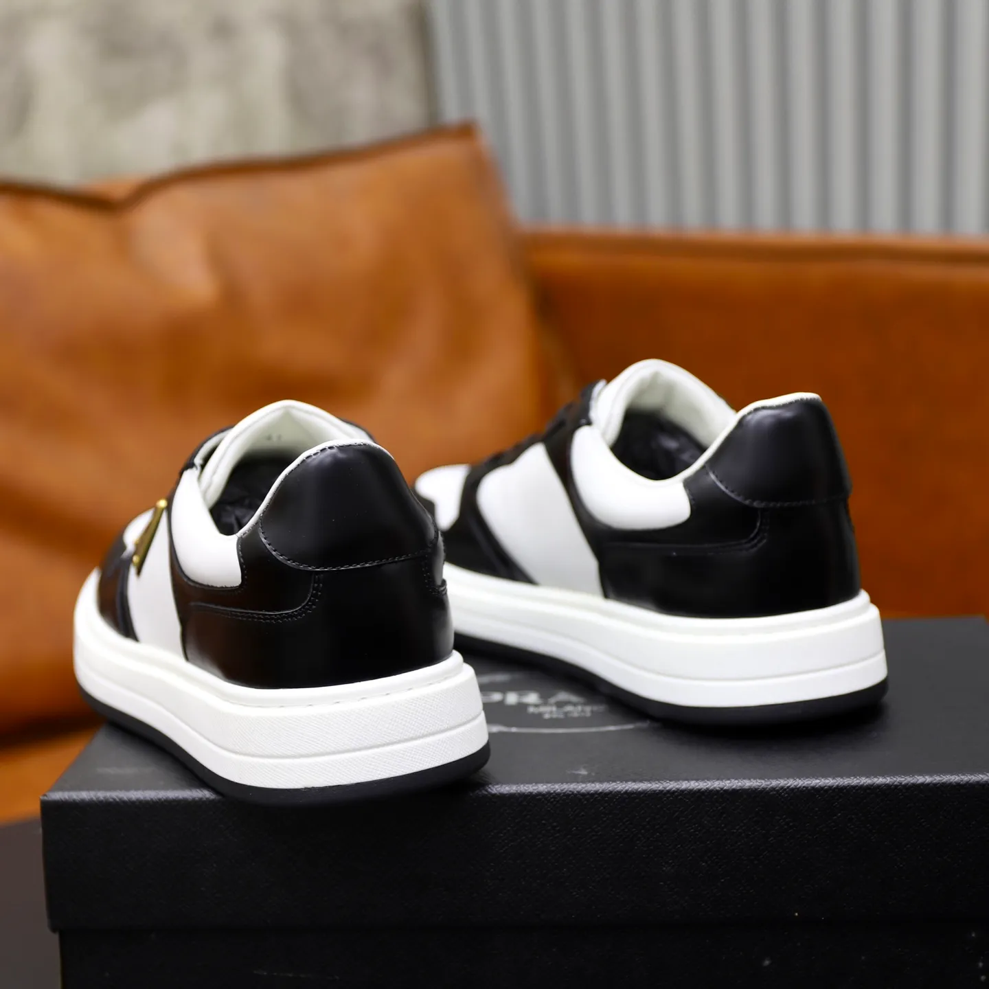 Factory price: 760💰Top original order Brand: PRADA (Prada) Standard code: Men's size 38/44 (45 can be customized) Grade: Same as the official website Material: Original cowhide stitching imported cowhide lining Original combination two-color wear-resistant soft outsole Style category: Leisure and sports version Young fashion European and American trend British style Color: Real picture color